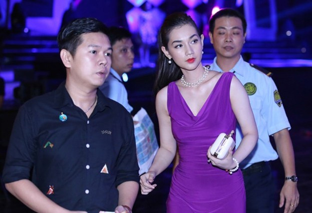 Cuối năm 2013 xuất hiện tin đồn cho rằng vợ chồng Quỳnh Chi sống không hạnh phúc, rạn nứt tình cảm. Tại thời điểm đó, cô chọn cách im lặng, không lên tiếng giải thích. Tuy nhiên, mới đây, bà mẹ một con thẳng thắn chia sẻ hôn nhân của cô không cứu vãn được nữa. Quỳnh Chi và thiếu gia Văn Chương đã ly thân 1 năm rưỡi. Cô đang đơn phương làm thủ tục ly hôn. Ảnh: Thành Luân Hôn nhân không như ý của 3 người đẹp Việt lấy chồng sớm