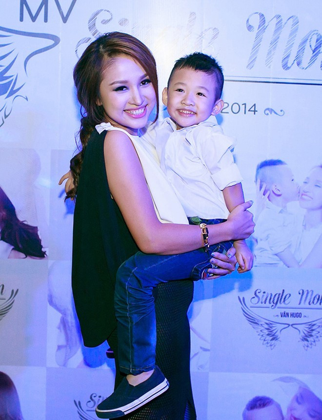 Hiện, nữ MC hạnh phúc với cuộc sống của một bà mẹ đơn thân và chưa nghĩ đến chuyện tái hôn. Trong buổi họp báo ra mắt MV Single mom, cô từng chia sẻ: "Ai cũng trải qua quãng thời điểm chông chênh, hụt hẫng khi rơi vào hoàn cảnh này. Nhưng họ không bao giờ là single cả, vì gia đình, bạn bè luôn ở bên, giúp họ mạnh mẽ vượt qua khó khăn". Ảnh: L.T Hôn nhân không như ý của 3 người đẹp Việt lấy chồng sớm