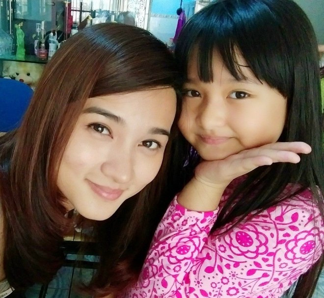 Cuộc hôn nhân của cô đổ vỡ sau 2 năm chung sống. Kim Tuyến trở thành bà mẹ đơn thân đến tận bây giờ. Hiện, cô tập trung phát triển sự nghiệp và dành mọi sự quan tâm cho cô con gái đầu lòng Khánh Ngọc. Mặc dù có một người đàn ông tốt bên cạnh suốt 6 năm nhưng nữ diễn viên Tuổi thanh xuân chưa tính đến chuyện kết hôn. Ảnh: FBNV Hôn nhân không như ý của 3 người đẹp Việt lấy chồng sớm