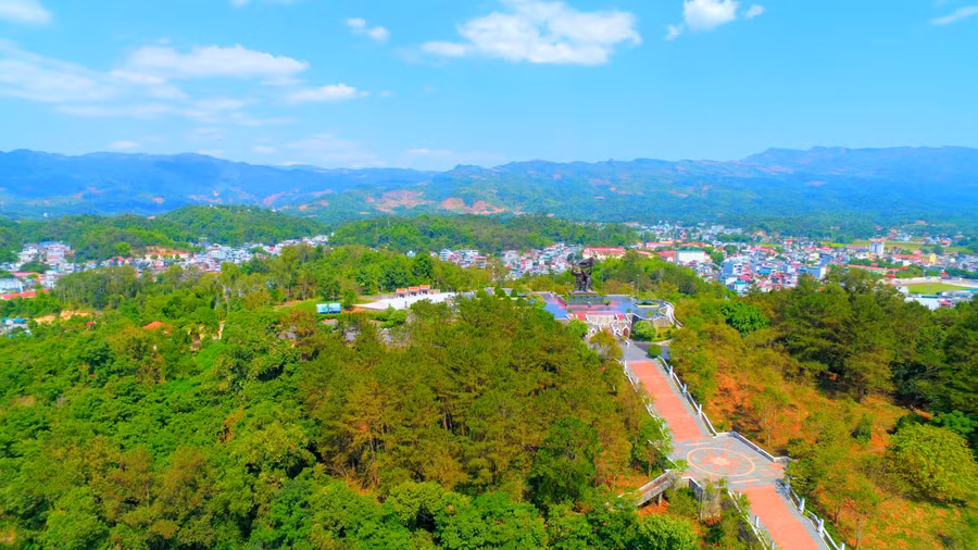 Đồi D1 là nơi đặt Tượng đài Chiến thắng lịch sử Điện Biên Phủ - biểu tượng của khát vọng hòa bình.