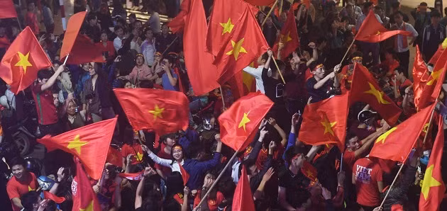 Rừng cờ chào mừng chiến thắng của U23 Việt Nam. Ảnh AFP