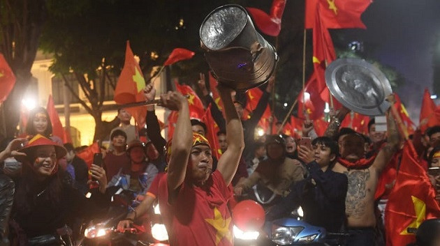 Người Việt Nam đổ ra đường mừng chiến thắng của U23 Việt Nam. Ảnh AFP Người Việt Nam đổ ra đường mừng chiến thắng của U23 Việt Nam. Ảnh AFP
