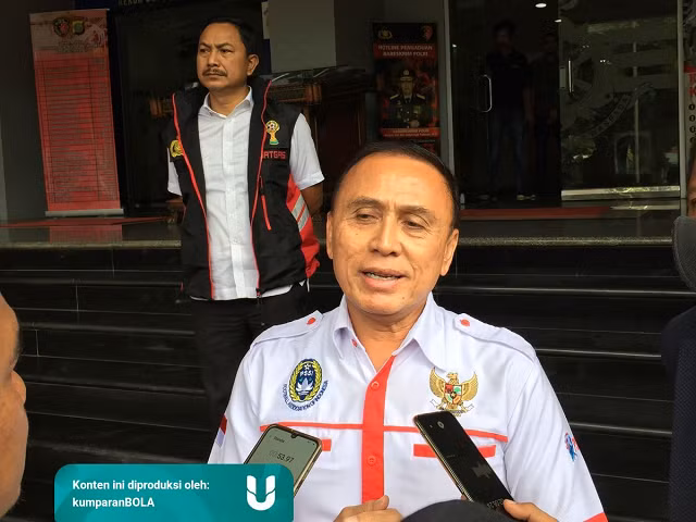 Ông Mochamad Iriawan trả lời phỏng vấn.