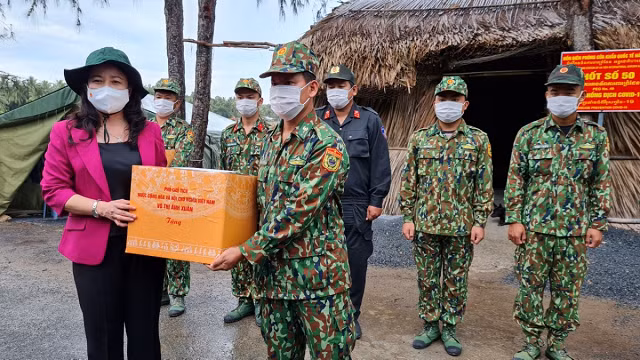 Phó Chủ tịch nước Võ Thị Ánh Xuân trao quà cho Bộ đội Biên phòng Hà Tiên.