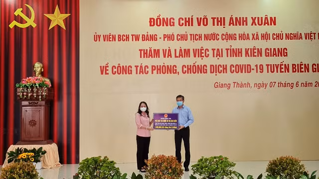 Phó Chủ tịch nước trao bảng tượng trưng 2 tỷ đồng cho tỉnh Kiên Giang thực hiện công tác phòng chống dịch, hỗ trợ trẻ em, hộ nghèo bị ảnh hưởng dịch ở Giang Thành.