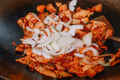 Thịt ba chỉ rang kim chi lạ miệng, chỉ 10 phút là xong - Ảnh 3 Thit ba chi rang kim chi la mieng, chi 10 phut la xong - Anh 3