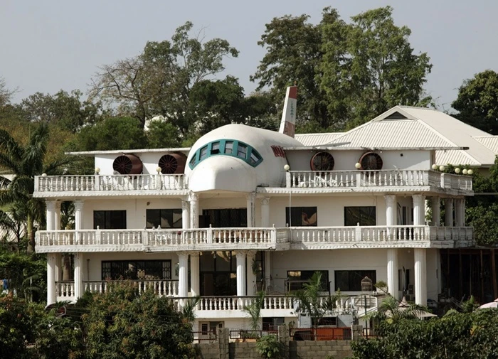 Ngôi nhà hình máy bay ở Abuja, Nigeria này là món quà kỉ niệm tình yêu của Said Jammal dành cho vợ mình, Liza.