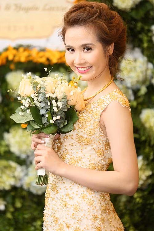 Cuối năm 2014, Huyền Lizzie chính thức “theo chàng về dinh”. Cô kết hôn với một doanh nhân hơn 7 tuổi. Hiện tại người đẹp sinh năm 1990 này đang mang bầu ở tháng thứ 5 và hồi hộp chờ từng ngày cho sự chào đời của thành viên mới.