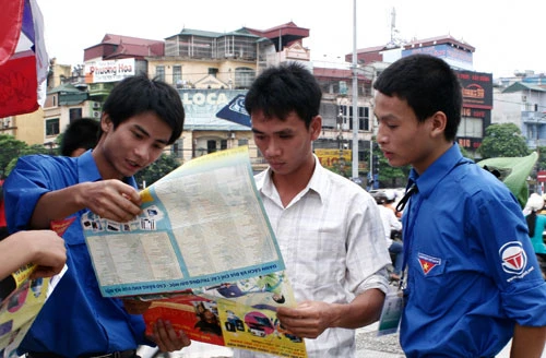 Sinh viên tình nguyện trợ giúp thí sinh tìm địa điểm thi. Ảnh: Thủy Dương
