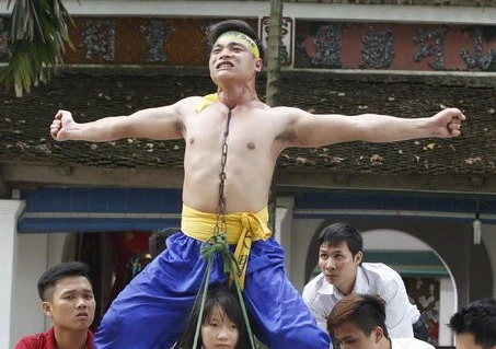 Võ sĩ Việt "mình đồng da sắt" qua ảnh phóng viên Reuters