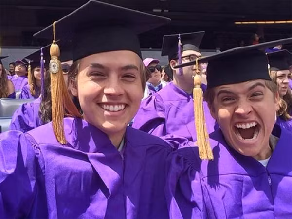 Dylan và Cole Sprouse cười rạng rỡ trong lễ tốt nghiệp. Ảnh: Twitter.
