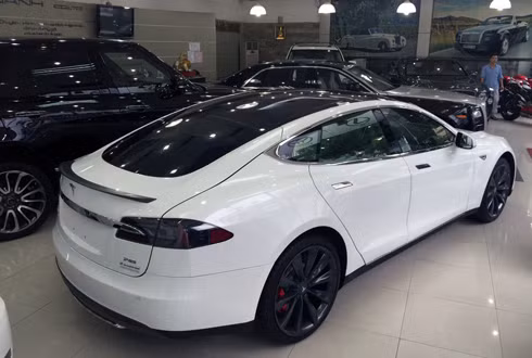 Mẫu xe điện phiên bản cao cấp Tesla S ở Sài Gòn. Ảnh: D.Duy Nguyen