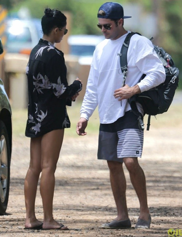 Zac Efron ôm chặt bạn gái trên bãi biển Zac Efron ôm chặt bạn gái trên bãi biển