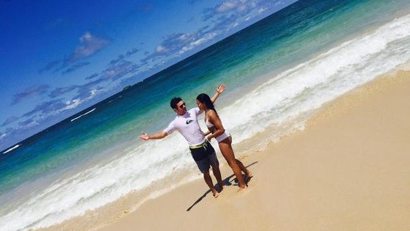 Zac Efron ôm chặt bạn gái mới trên bãi biển Hawaii