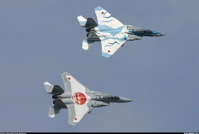 F-15J/DJ lắp hai động cơ tuốc bin phản lực cánh quạt đẩy Pratt & Whitney F-100-100 hoặc F-100-220 cho phép đạt tốc độ tối đa 2.660km/h, trần bay 20.000m.