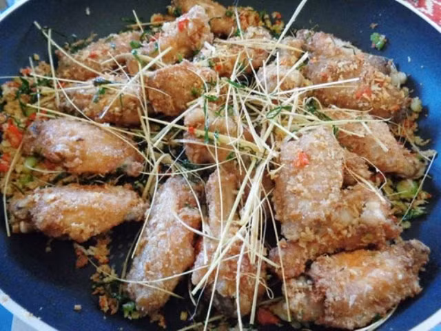 Cánh gà rang muối giòn ngon cho ngày cuối tuần