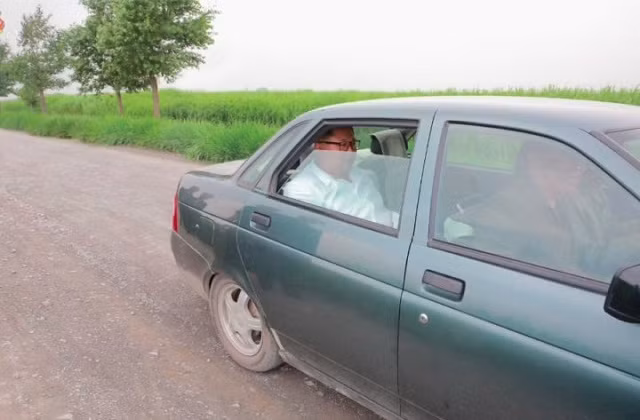Ông Kim Jong-un dùng chiếc xe Lada Priora do Nga sản xuất để đi thị sát