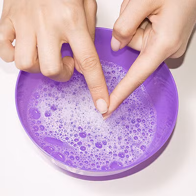 Meo tay vet keo dan 502 dinh tren tay cuc nhanh, an toan - Anh 1