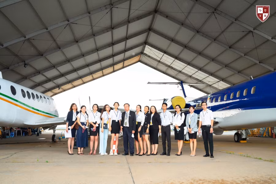 Sinh viên Nova College trong kỳ thực tập nhận thức tại Vietstar Airlines