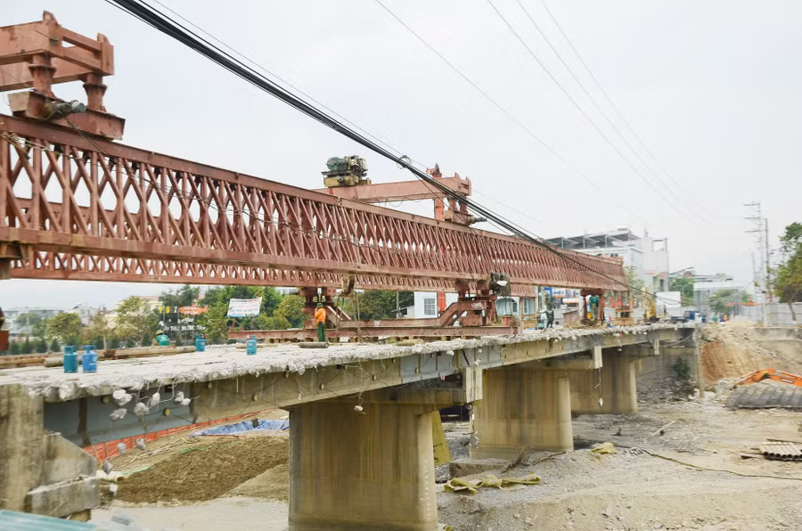 Hiện trạng cầu Thanh Bình cũ đã xuống cấp, không đáp ứng nhu cầu phát triển hiện tại.