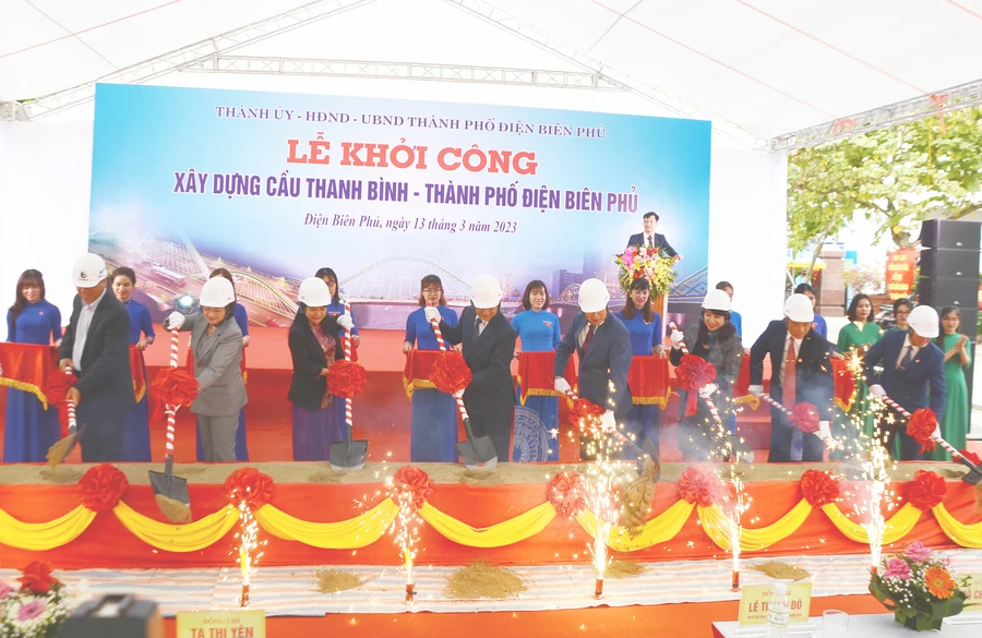 Đại biểu khởi công Công trình Cầu Thanh Bình.