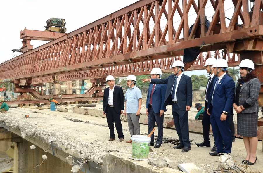 Lãnh đạo tỉnh Điện Biên và nhà thầu kiểm tra tiến độ công trình.