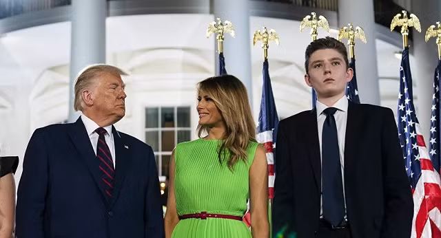 Con trai TT Trump (phải) dương tính với Covid-19.