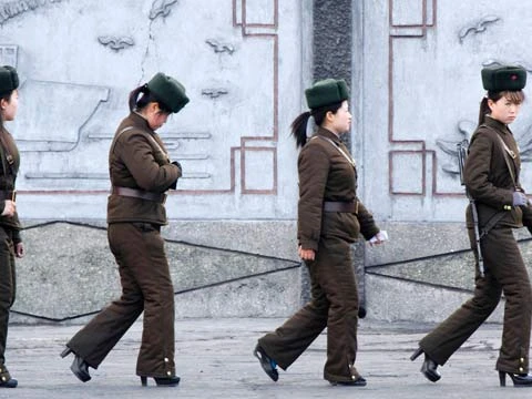 Các nữ quân nhân Triều Tiên đi tuần tra dọc biên giới với Trung Quốc. (Ảnh: Reuters)