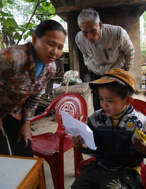 Cháu Đạt tự tin đọc chữ