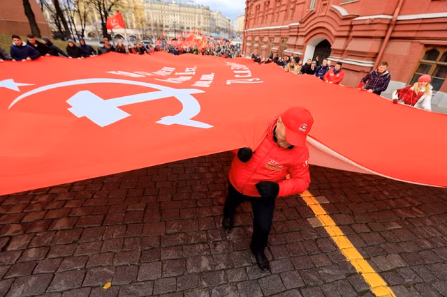 Lá cờ lớn biểu tượng cho lễ kỷ niệm đang được đưa vào quảng trường Đỏ. (Ảnh: Trần Hiếu/TTXVN)