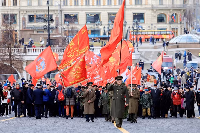 Đoàn đại biểu diễu hành kỷ niệm 104 năm Cách mạng Tháng Mười vĩ đại tại thủ đô Moskva của Liên bang Nga. (Ảnh: Trần Hiếu/TTXVN) 