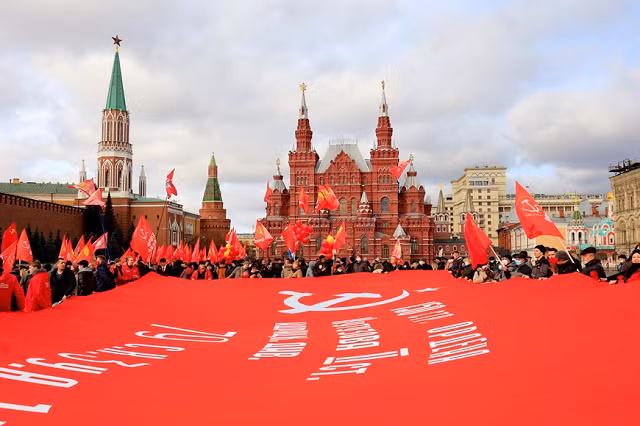 Cờ và băngrôn chào mừng 104 năm Cách mạng Tháng Mười trên Quảng trường Đỏ của Nga. (Ảnh: Trần Hiếu/TTXVN)