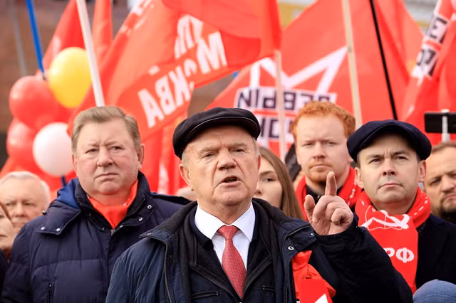 Chủ tịch đảng Cộng sản Liên bang Nga Gernady Ziuganov phát biểu tại buổi lễ kỷ niệm Kỷ niệm 104 năm Cách mạng Tháng Mười tại Nga. (Ảnh: Trần Hiếu/TTXVN)