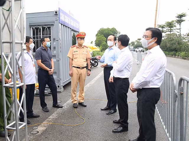 Chủ tịch HĐND TP Hà Nội Nguyễn Ngọc Tuấn kiểm tra tại chốt kiểm soát trên quốc lộ 18