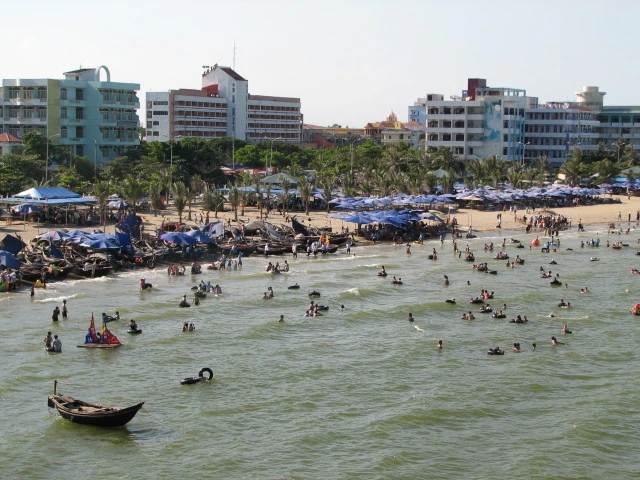 Du lịch Sầm Sơn (Thanh Hóa) đang ngày càng thu hút đông đảo du khách thập phương đến nghỉ dưỡng. Ảnh: Nguyễn Quỳnh