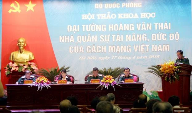 Thượng tướng Đỗ Bá Tỵ - Thứ trưởng Bộ Quốc phòng phát biểu tham luận tại hội nghị