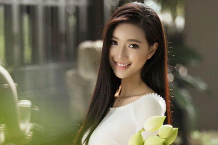 MC Mỹ Linh gợi cảm trong tà áo dài trắng tinh khôi