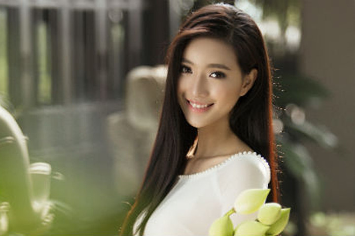 MC Mỹ Linh gợi cảm trong tà áo dài trắng tinh khôi