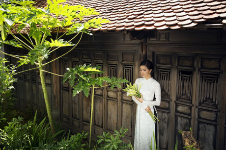 MC Mỹ Linh gợi cảm trong tà áo dài trắng tinh khôi - Ảnh 8 MC My Linh goi cam trong ta ao dai trang tinh khoi - Anh 8