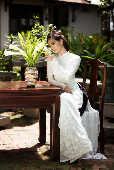 MC Mỹ Linh gợi cảm trong tà áo dài trắng tinh khôi - Ảnh 6 MC My Linh goi cam trong ta ao dai trang tinh khoi - Anh 6