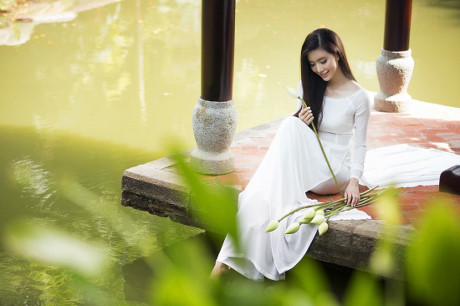 MC Mỹ Linh gợi cảm trong tà áo dài trắng tinh khôi - Ảnh 2 MC My Linh goi cam trong ta ao dai trang tinh khoi - Anh 2
