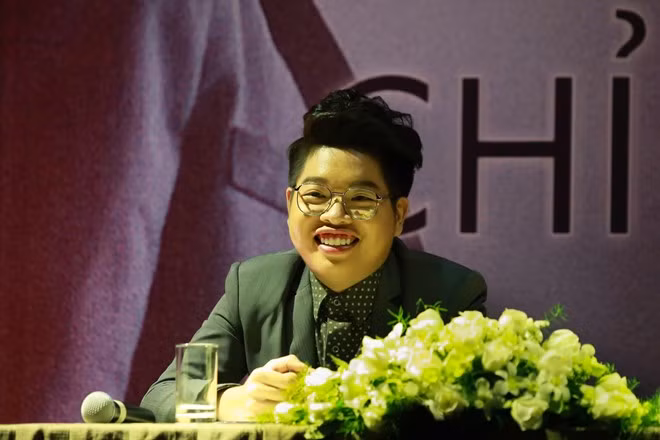 Ca khúc của Phạm Toàn Thắng là lời tâm sự của chàng trai thất tình. Nam nhạc sĩ chia sẻ tâm trạng lo lắng khi giao Đức Phúc sáng tác này bởi chàng trai 18 tuổi chưa từng trải qua cảm giác yêu. Tuy nhiên khi bước vào phòng thu, Đức Phúc nhanh chóng lấy cảm xúc để hoàn thành bản thu âm. Ca khúc của Phạm Toàn Thắng là lời tâm sự của chàng trai thất tình. Nam nhạc sĩ chia sẻ tâm trạng lo lắng khi giao Đức Phúc sáng tác này bởi chàng trai 18 tuổi chưa từng trải qua cảm giác yêu. Tuy nhiên khi bước vào phòng thu, Đức Phúc nhanh chóng lấy cảm xúc để hoàn thành bản thu âm.
