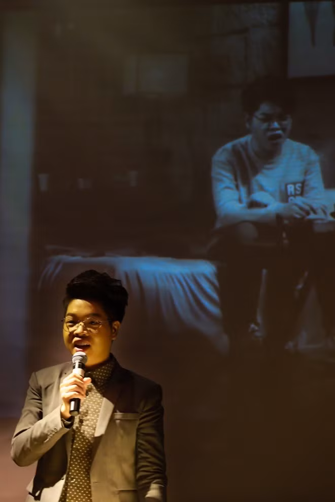 Hơn 2 tháng kể từ ngày đăng quang The Voice 2015, Đức Phúc với sự hỗ trợ từ huấn luyện viên Mỹ Tâm chính thức giới thiệu sản phẩm đầu tay là MV Chỉ một câu. Hơn 2 tháng kể từ ngày đăng quang The Voice 2015, Đức Phúc với sự hỗ trợ từ huấn luyện viên Mỹ Tâm chính thức giới thiệu sản phẩm đầu tay MV Chỉ một câu.