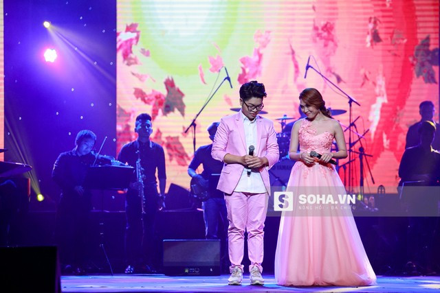 Tuấn Hưng véo tai Mỹ Tâm giữa sân khấu ảnh 12 Sau màn song ca cùng cậu học trò Mỹ Tâm đã trêu Đức Phúc khiến cậu học trò bối rối ngay trên sân khấu.