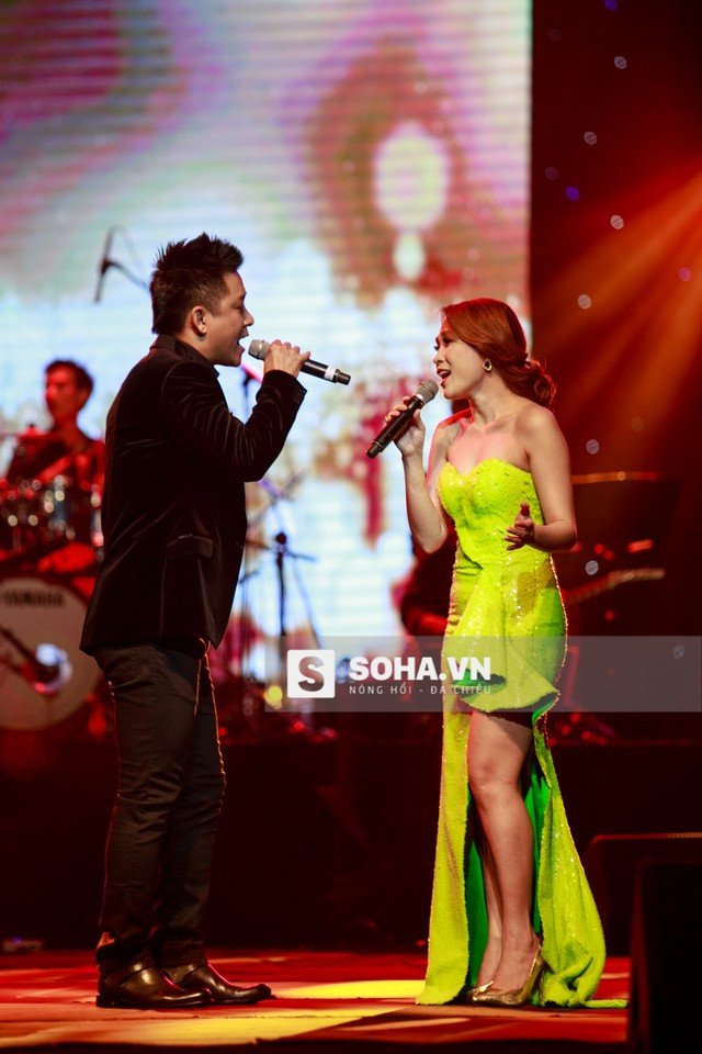 Tuấn Hưng véo tai Mỹ Tâm giữa sân khấu ảnh 7 Sau đó là màn song ca giữa anh và nhân vật chính của liveshow.