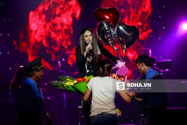 Tuấn Hưng véo tai Mỹ Tâm giữa sân khấu ảnh 3 Với lượng fan khá đông nên cô nhận được được rất nhiều hoa và quà ngay từ đầu chương trình.
