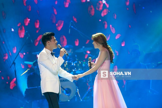 Tuấn Hưng véo tai Mỹ Tâm giữa sân khấu ảnh 16 Trong đêm nhạc cô còn có dịp song ca cùng ca sĩ Quang Dũng.