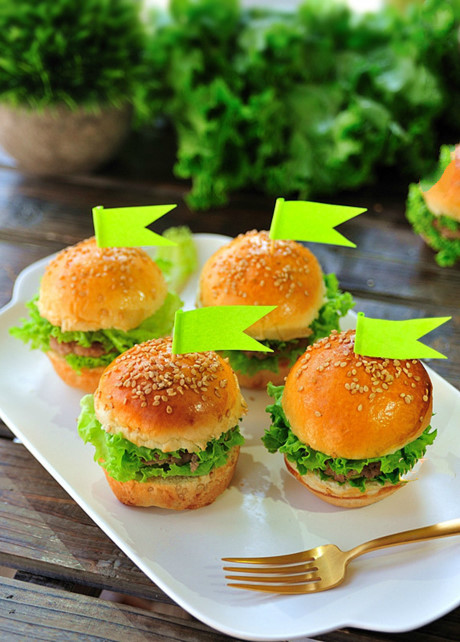 Đổi món cho bữa sáng với món bánh hamburger mini siêu cute - Ảnh 1 Doi mon cho bua sang voi mon banh hamburger mini sieu cute - Anh 1