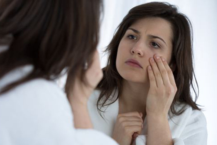 Nguyên nhân nào khiến mắt sưng vào buổi sáng?