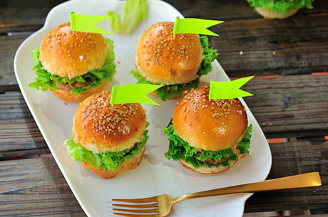Đổi món cho bữa sáng với món bánh hamburger mini siêu cute - Ảnh 8 Doi mon cho bua sang voi mon banh hamburger mini sieu cute - Anh 8